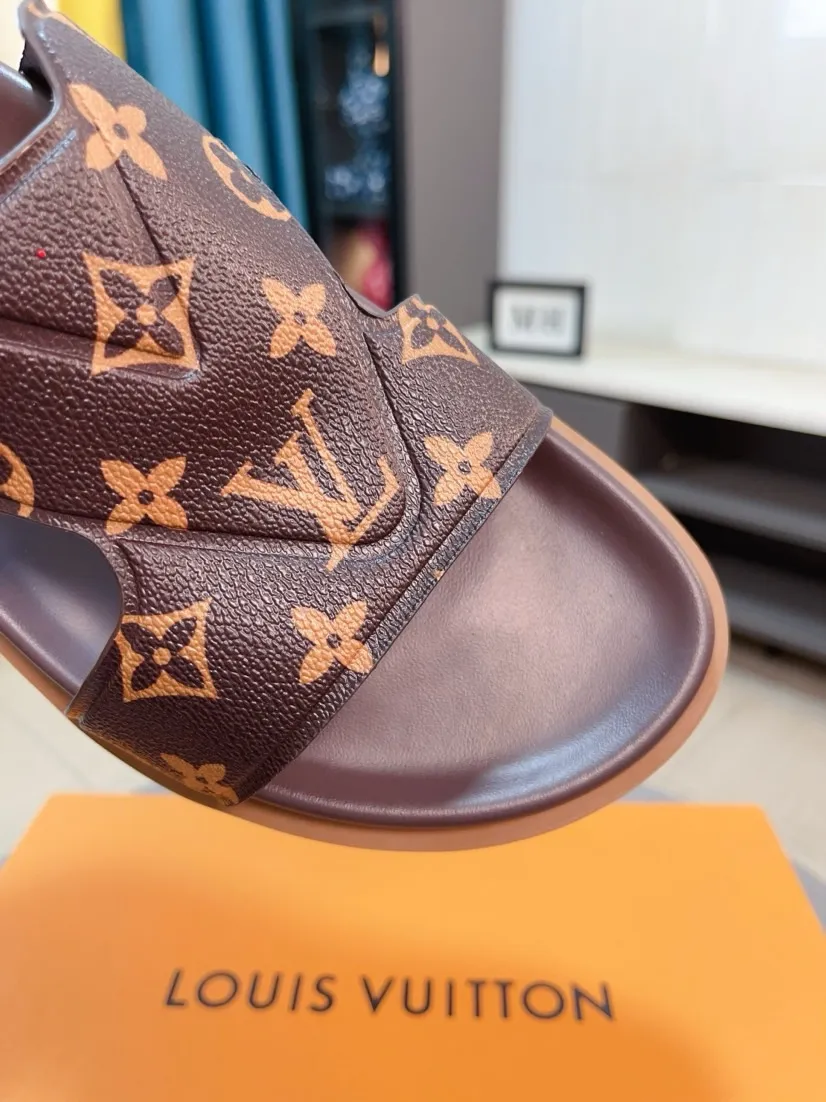 Men's shoes💰300🌹🌹【LV】Multi-color new men's slippers, original quality top version, original special cowhide presbyopia print➕sheepskin on the inside and side, non-slip combination sole, more stable walking, more comfortable and lightweight, high-end and generous, size: 38~44